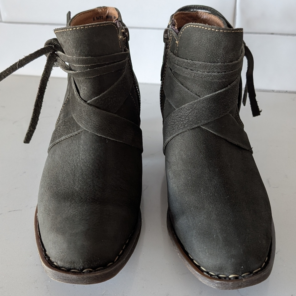 Born Handcrafted Brown Leather Ankle Boots Side Zip Size 6.5 Plaid Lined